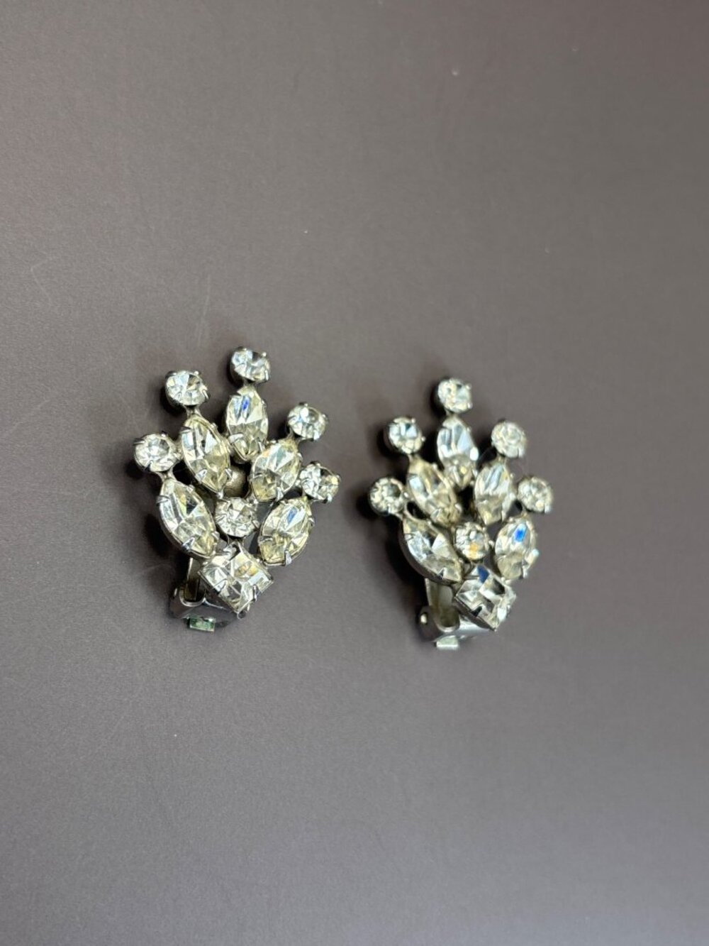 Weiss Vintage 1950's Silver Tone Cluster Rhinestone Clip On Earrings - Picture 3 of 6